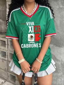 Playera Oversize "Viva México Cabrones" para Mujer - Camiseta Verde V-cuello Estilo Jersey con Diseño Patriótico - Verde - Ver 2