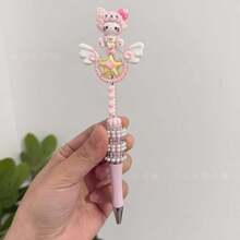 Bút bi đính hạt Sanrio (1 chiếc) - Bút bi giả ngọc trai thời trang | Thiết kế "Đũa thần" chủ đề sở hữu trí tuệ của Sanrio (Điểm nhấn ngôi sao và cánh) | Thân bút màu hồng/xanh chuyển sắc - Lý tưởng cho học sinh và viết nhật ký | Quà sinh nhật nhỏ - Bút cánh sao - Xem 7