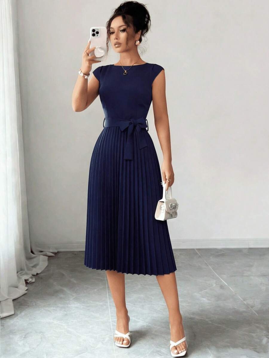 2026 Nuevo vestido de verano de unicolor elegante y casual con cintura anudada y pliegues, para playa/fiesta, vestido elegante verde con pliegues de longitud media para mujer, vestido casual de verano de manga corta, cuello redondo y cintura, corte evasé - Azul marino - Ver 1