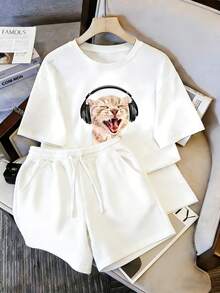 Conjunto de dos piezas para mujer: camiseta blanca de cuello redondo y shorts, con estampado de gato color melocotón con audífonos negros, expresión alegre - Camiseta blanca + pantalones cortos blancos - Ver 1