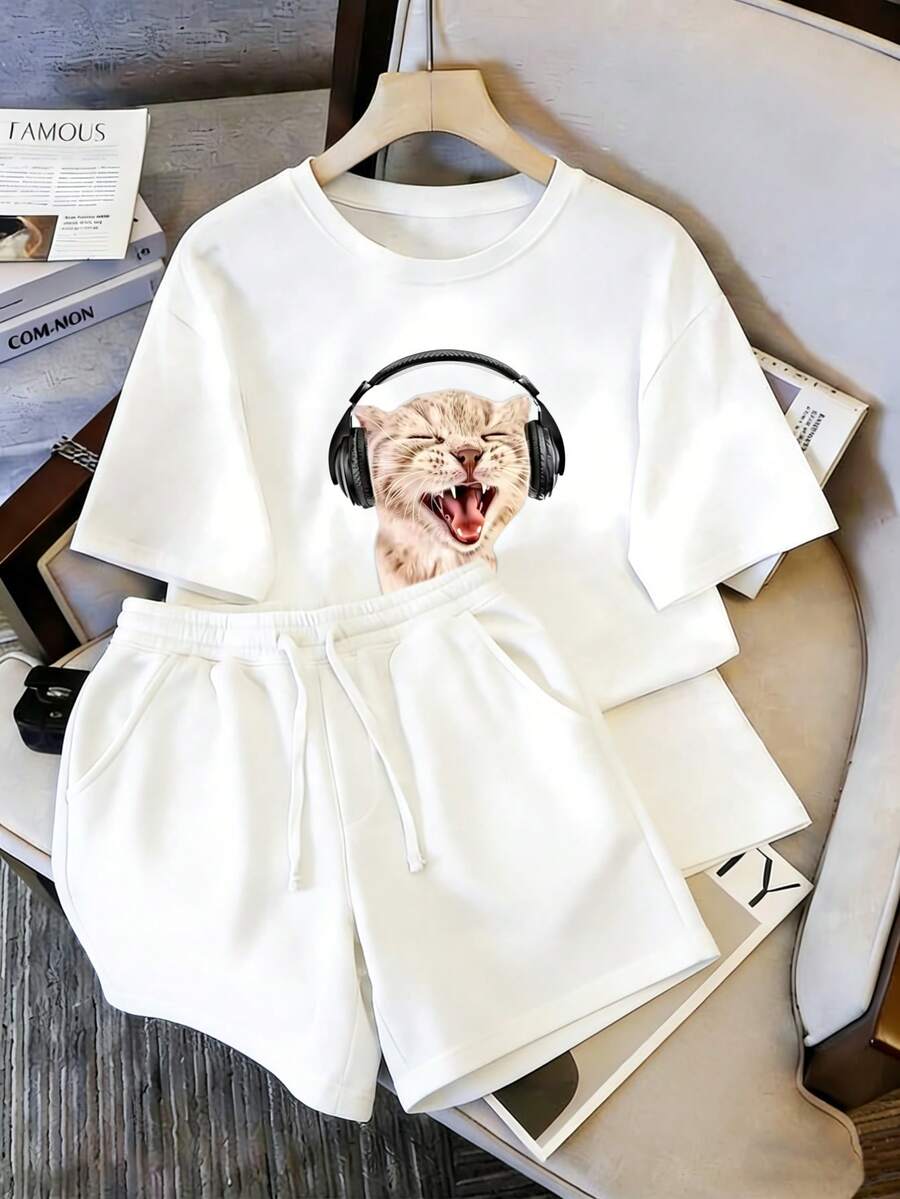 Conjunto de dos piezas para mujer: camiseta blanca de cuello redondo y shorts, con estampado de gato color melocotón con audífonos negros, expresión alegre - Camiseta blanca + pantalones cortos blancos - Ver 1