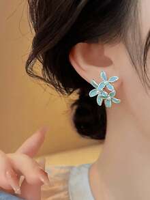 1 Đôi bông tai thời trang thanh lịch, tối giản, tinh tế với thiết kế hoa nhỏ màu xanh lá cây tráng men, phù hợp cho nữ giới đeo hàng ngày, đi làm, đi chơi và dự tiệc. - màu xanh lá - Xem 4