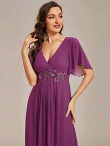 Elegante vestido de dama de honor de gasa con cuello en V, mangas con volantes bordados y plisados, vestido de noche formal para invitados de boda - Rojo violeta - Ver 7