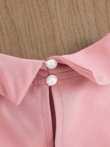 Conjunto de viaje de color gris claro, top sin mangas de cuello alto combinado con falda mini de lunares.Silueta ajustada minimalista que acentúa la cintura.Tela suave y fluida.El detalle del lazo en la parte superior y los lunares distribuido - Rosa - Ver 5