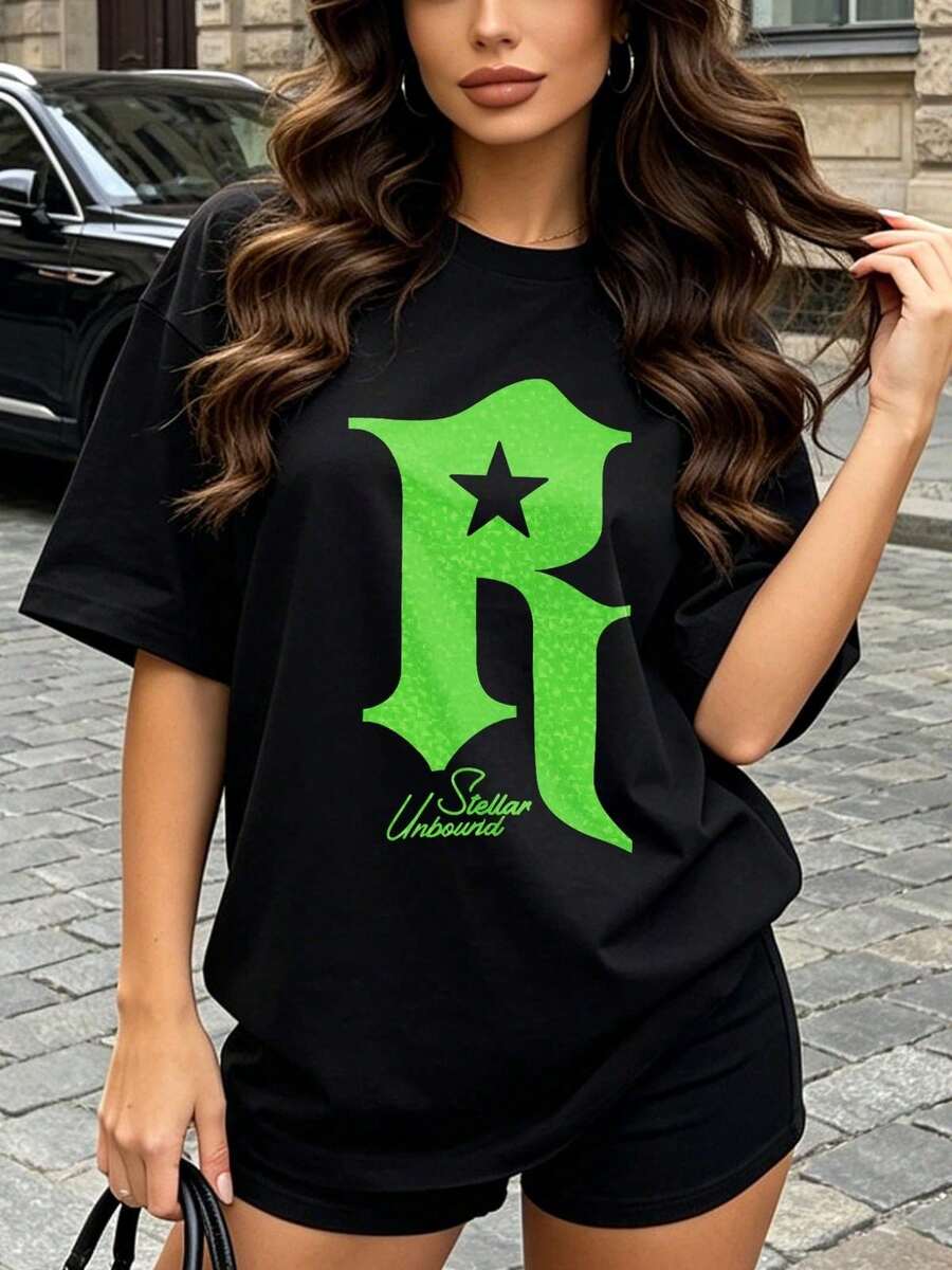 Camiseta de manga corta con cuello redondo suave y casual para mujer, con estampado gráfico de la letra R en forma de estrella, adecuada para uso diario en primavera y verano. Blanca. - Negro - Ver 1