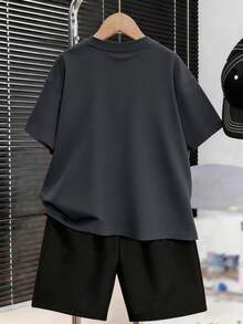一套适合青少年男孩的短袖T恤和运动裤套装，印有醒目的涂鸦文字“他们不喜欢我们”，是夏季上学和户外活动的完美礼物，春夏款。 - 彩色 - 查看 3