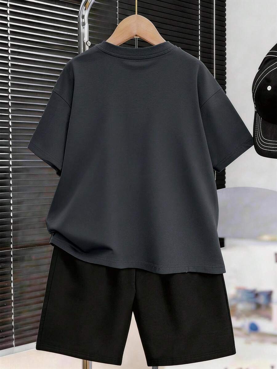 一套适合青少年男孩的短袖T恤和运动裤套装,印有醒目的涂鸦文字“他们不喜欢我们”,是夏季上学和户外活动的完美礼物,春夏款。 - 彩色 - 查看 1