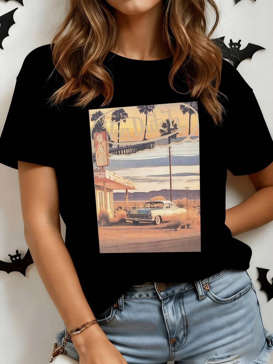 Nostalgic Landscape With A Classic Car Next To A Gas Station In The Desert Under A Warm Sky That Conveys Freedom, Adventure And Serenity. Comfortable White Casual Women's T-Shirt For Everyday Use. - 黑色 - 查看 1