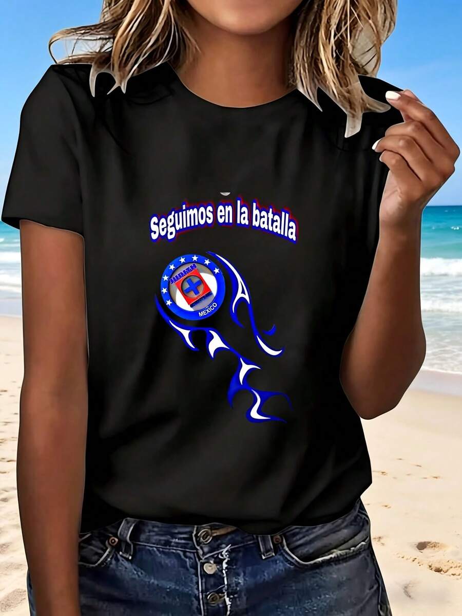 Haiti Flag Design T Shirt With Blue Flame Pattern And Text Seguimos En La Batalla Black Casual Top For Women Fashion Streetwear Perfect Gift For National Pride Events And Cultural Celebrations - 黑色 - 查看 1
