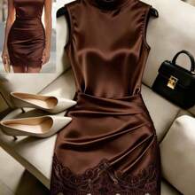 YijiaNvz  Vestido de mujer de satén con cuello alto sin mangas, cintura plisada, forma asimétrica y sexy, con adorno de encaje. Vestido de satén para mujer, vestido de verano para mujer, vestido elegante de fiesta para mujer, vestido de fiesta para mujer, ropa de resort para mujer, vestido de mujer con cinta de satén, vestido marrón de mujer, vestido sexy de mujer, vestido sin mangas de mujer, vestido de festival de música de mujer, atuendo de temporada de graduación, ropa casual y elegante para i - Marrón - Ver 10