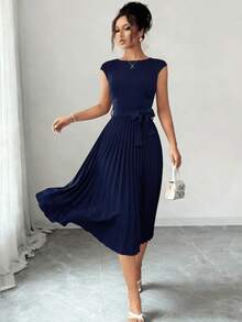 2026 Nuevo vestido de verano de unicolor elegante y casual con cintura anudada y pliegues, para playa/fiesta, vestido elegante verde con pliegues de longitud media para mujer, vestido casual de verano de manga corta, cuello redondo y cintura, corte evasé - Azul marino - Ver 2
