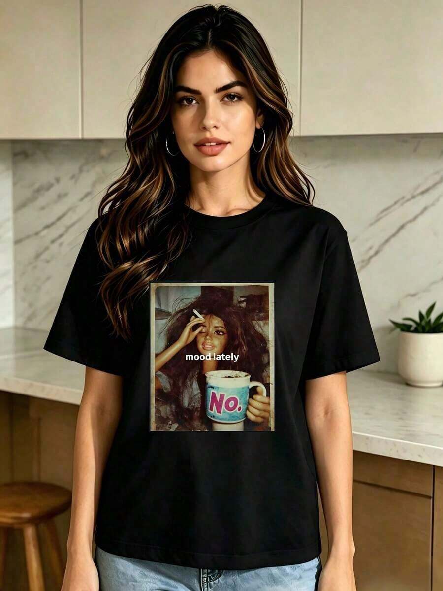 High-End Crew Neck T-Shirt For Spring/Summer 2026, Featuring Eye-Catching Styles And Elegant Designs, Ideal For Both Indoor And Outdoor Wear. This Women's Short-Sleeved Crew Neck T-Shirt Is Comfortable And Breathable. The Retro Portrait Print Incorporates Unique Elements Of "Mood Lately," Making It Very Modern, Versatile, Striking, And Attractive. - 黑色 - 查看 1