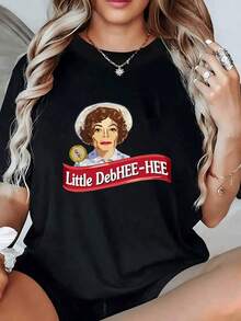 Camiseta de Mujer 100% Algodón con Gráfico de Parodia Retro que Presenta un Texto Divertido "Little DebHEEHEE" y Arte de Retrato Vintage que Evoca la Vibe de una Marca de Snacks Nostálgica. - Negro - Ver 1