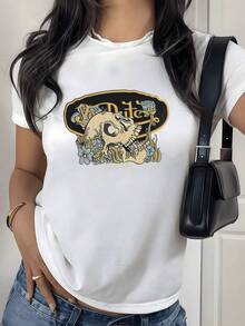 A Skull Adorned With Blue Flowers Symbolizes The Union Between Life And Natural Beauty, Reflecting A Free And Artistic Spirit. A Modern, Casual Women's T-Shirt For Everyday Wear. - 白色 - 查看 1