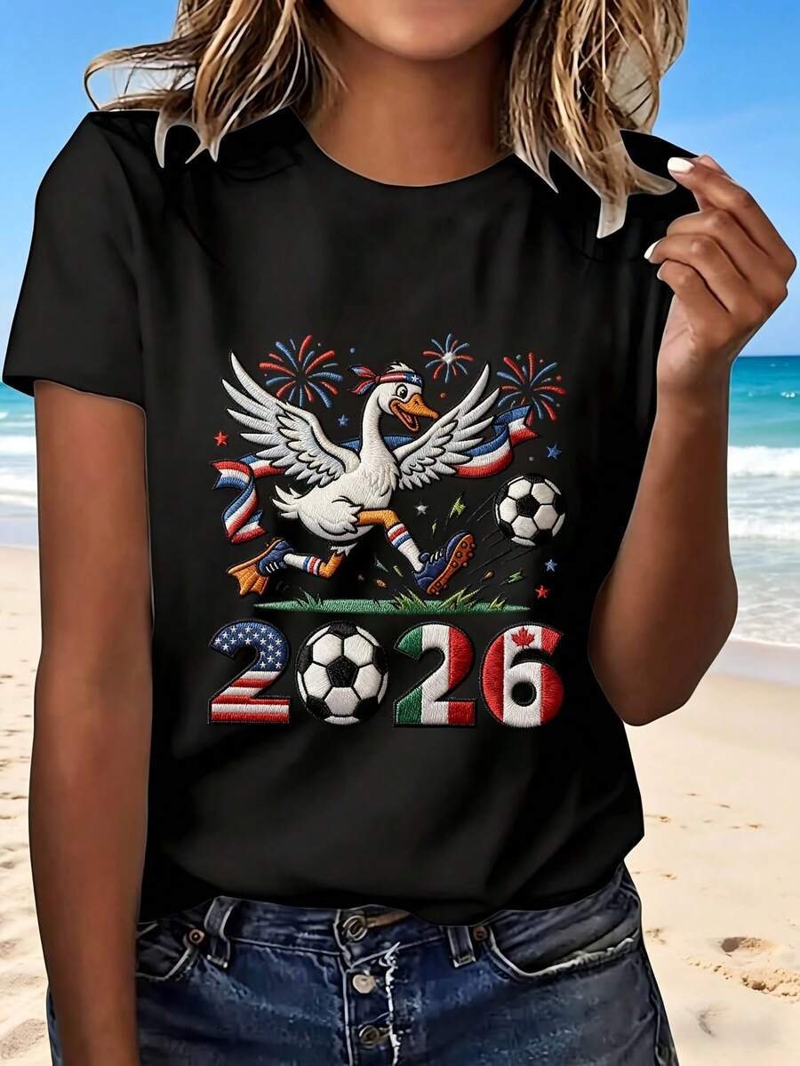2026 World Cup Duck Soccer T-Shirt With American Flag Mexico And Canada Colors Cartoon Duck Playing Football Fun Design For Beach Party Outdoor Activities Perfect Gift For Sports Fans Fashionable Casual Wear Cute Animal Print Trendy Style - Negro - Ver 1