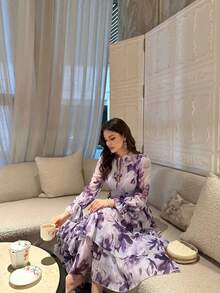 女士新款优雅立领现代浪漫花卉长袖层叠拼接设计时尚奢华收腰喇叭连衣裙，全身印花波西米亚荷叶边下摆纽扣腰带正式晚宴派对海滩度假春季 - 紫色 - 查看 3