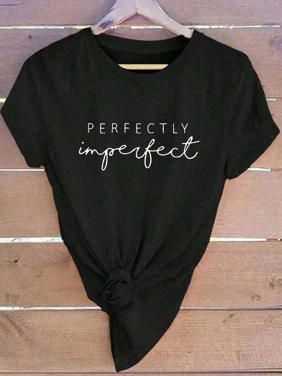 Camiseta Casual Minimalista de Manga Corta con Estampado de Letras, Camiseta de Manga Corta con Gráficos PERFECTLY Imperfect, Camisetas Gráficas para Mujer, Tops Unisex, Corte Holgado, Cómoda, Estilo Vintage Urbano, Camiseta de Algodón 100% Algodón - Negro - Ver 1