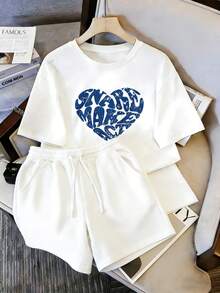 Conjunto de dos piezas para mujer, camiseta  y shorts, con estampado de letras en forma de corazón azul desgastado en el frente de la camiseta, palabras en inglés dentro del contorno del corazón, textura vintage desgastada, sencillo y con diseño, conjunto casual - Camiseta blanca + pantalones cortos blancos - Ver 1