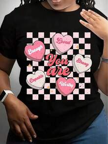 Camiseta con Estampado Gráfico "You're Enough" para el Día de San Valentín - Rojo Vibrante, Manga Corta, Cuello Redondo, con Afirmaciones Positivas, Diseño de Corazón de Caramelo y Cuadros, Ligera, para Verano y Primavera. - Blanco - Ver 6