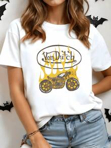 Motocicleta con alas rodeada de llamas simboliza libertad fuerza y espíritu rebelde con arte retro atractivo camisetas casuales cómodas para expresión auténtica camiseta de mujer moderna para uso diario - Blanco - Ver 1