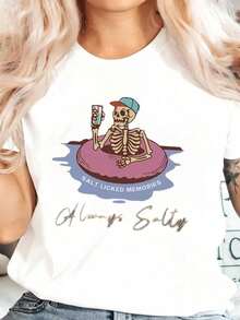 Crew Neck T-Shirt With A Skeleton Print Floating In A Boat, With The Text "Memories Licking Salt And Drink", Casual Summer Beachwear. Women's Casual Blouse - 白色 - 查看 2