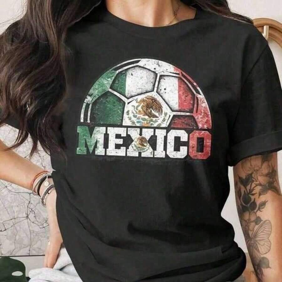 Camiseta Gráfica Retro Sporty Cup 2026, Camiseta de Fútbol 2026 con Banderas Norteamericanas y Estampado _The World Is Coming Home_, Regalo para Él - Negro - Ver 1