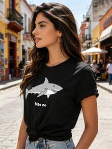 Limited Time Offer, Limited Quantities, Flash ! Women's Casual Shirts, Women's Polyester T-Shirts, Stylish Shirts. Women's Casual Urban Style Short-Sleeve T-Shirt With Shark Tooth Print And Fun "Bite Me" Slogan, Soft Texture, Casual, Comfortable, , And Breathable. - 黑色 - 查看 2