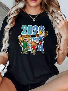 Tres simpáticos animales muestran espíritu deportivo con energía y alegría celebrando la unión del mundo en torno al fútbol y la emoción del evento 2026 camiseta de mujer cómoda moderna ideal para fanáticas del deporte - Negro - Ver 1