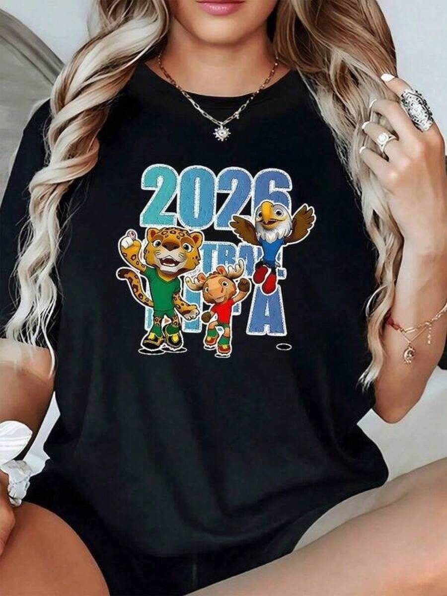 Tres simpáticos animales muestran espíritu deportivo con energía y alegría celebrando la unión del mundo en torno al fútbol y la emoción del evento 2026 camiseta de mujer cómoda moderna ideal para fanáticas del deporte - Negro - Ver 1