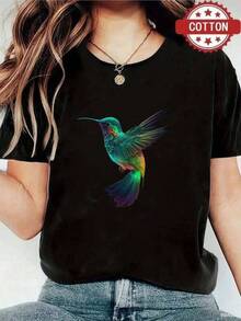 1 Piece T-Shirt 180g 100% Cotton Unisex Loose Fit. 1 Piece T-Shirt 180g 100% Cotton Unisex Loose Fit. Cotton T-Shirt With A Vibrant Hummingbird Design, Y2K Style, Perfect For Urban Fashion Lovers In Mexico. It Stands Out For Its Colorful Visual Art, Ideal For A Fresh And Unique Look. Available Only In One Piece, Ideal To Combine With Your Everyday Style. Comfortable And Versatile For School, Work, Outings, And Casual Events. - 黑色 - 查看 6