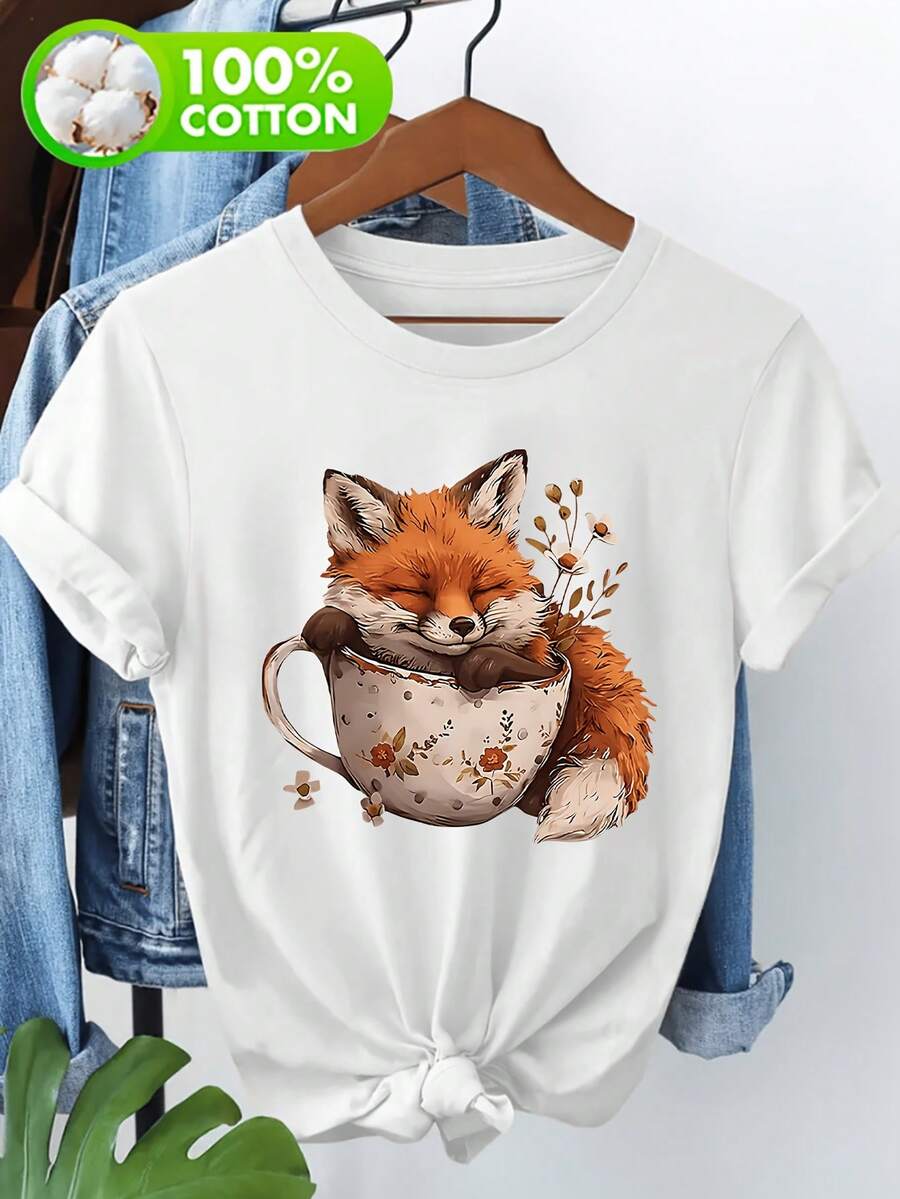 Una camiseta hecha 100% de material puro con un estampado de temática exterior, diseñada con un estilo encantador y relajante. Esta camisa casual de manga corta presenta un estampado de un zorro con una taza de té, perfecta para un atuendo informal de uso diario al aire libre, con una textura fantástica. Ropa de invierno para mujer. - Blanco - Ver 1