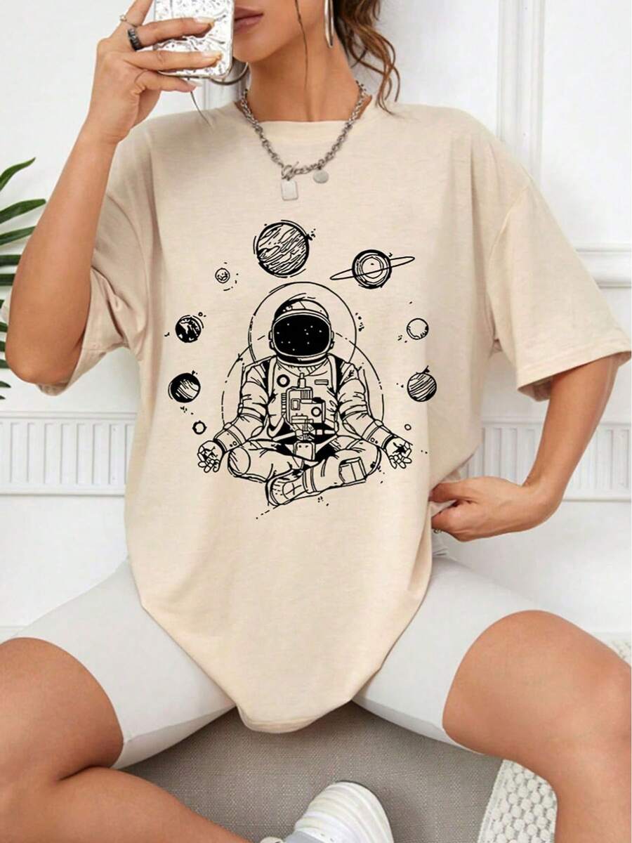 Camiseta de mujer de talla grande con un diseño estampado de un astronauta meditando, de estilo informal y corte holgado. - Albaricoque - Ver 1