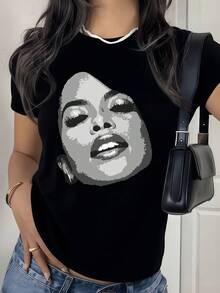 Figura de flores silvestres que simboliza libertad y energía positiva reflejando la conexión con la naturaleza y el espíritu vibrante del día camiseta de mujer cómoda para uso diario elegante y moderna - Negro - Ver 8