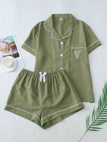 Conjunto de pijama de 2 piezas con top de manga corta con botones y shorts con lazo, de unicolor con detalles contrastantes en el cuello, bolsillo y decoración de corazón, adecuado para uso en casa - Verde militar - Ver 7
