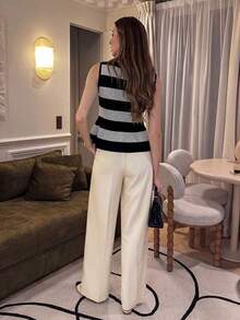 Elegante top de cárdigan de punto escote redondo con hebilla metálica asimétrica, abertura frontal y aberturas en los bajos, estilo minimalista francés, a rayas anchas en blanco y negro, versátil, de punto acanalado, apto para primavera, verano y - Gris - Ver 2