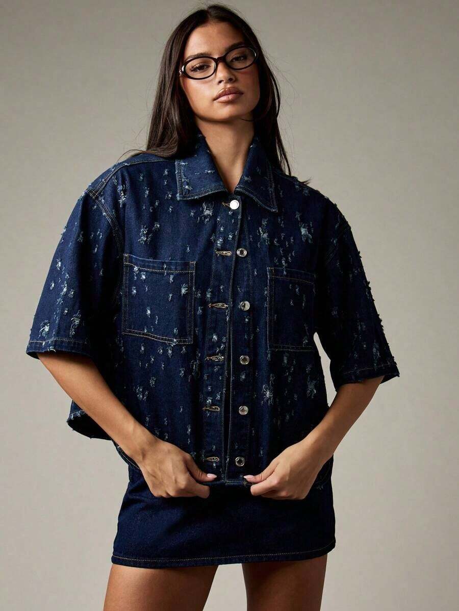 Chaqueta de camisa vaquera con estampado monogramado en toda la prenda, mangas cortas, estilo de moda callejera - Celeste - Ver 1