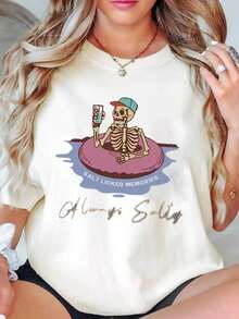 Crew Neck T-Shirt With A Skeleton Print Floating In A Boat, With The Text "Memories Licking Salt And Drink", Casual Summer Beachwear. Women's Casual Blouse - 白色 - 查看 7