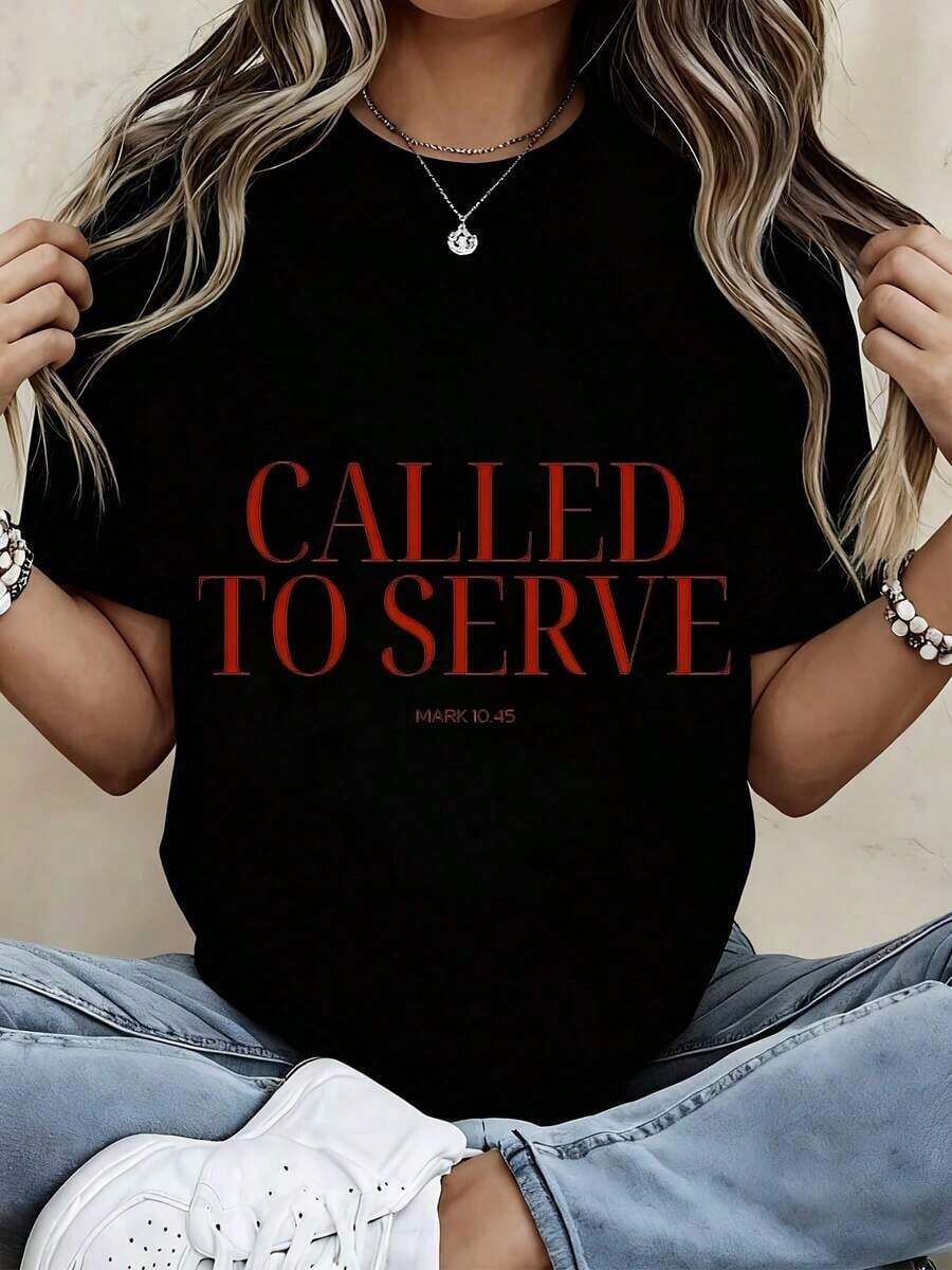 Women's Fashion T-Shirt With "Called To Serve Mark 10:45" Print, Christian Bible Verse, Casual Loose Fit For Everyday Wear And Church Attire, Suitable As A Gift. Women's T-Shirt. Elegant Blouses. Boho Chic. Soft, Breathable, And Comfortable Women's Top, Ideal For Spring, Summer, And Fall, Perfect For Vacations, Travel, And Everyday Wear. - 黑色 - 查看 1