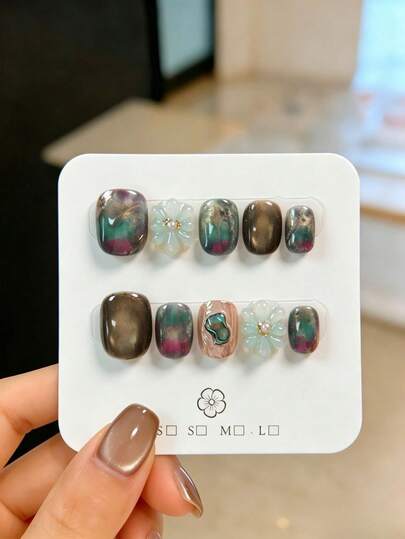 10 piezas de uñas postizas cuadradas cortas y redondas hechas a mano (accesorios de arte de uñas). Estas uñas presentan efectos de ojo de gato marrón oscuro retro, degradados de púrpura a verde, flores en relieve 3D y escamas de concha iridiscente. Adecuado para fiestas, bodas y uso diario, el set incluye herramientas de aplicación de uñas. Es un regalo perfecto para mujeres y niñas.