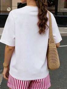 Camiseta con Diseño de Estilo Occidental - Camiseta Blanca con Cactus, Sombrero de Vaquero Rojo y Diseño de Texto Retro| Esencial para los entusiastas de la estética occidental y el estilo rural| Artículo de moda único para vestimenta diaria, deportes y ocio. - Blanco - Ver 2