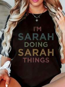 Suave,transpirableyligeroparatodo el díaRopa cómoda de talla grande para mujer, camiseta divertida para mujer con el estampado "Soy Sarah, haciendo las cosas de Sarah".-Top ligero de uso diario en talla grande-Camisa negra con letras azul verdosa y marrón.-Top casual para mujer lavable a máquina-Idea de regalo con nombre divertido, camiseta de mujer, diseño juguetón, material cómodo, tela duradera, para amantes del humor, Clásicatripulacióncuelloconarelajadoajusteesofavorecetodoscuerpoformasyfácilaparconjeans,pantalones cortosyleggings. - Negro - Ver 1