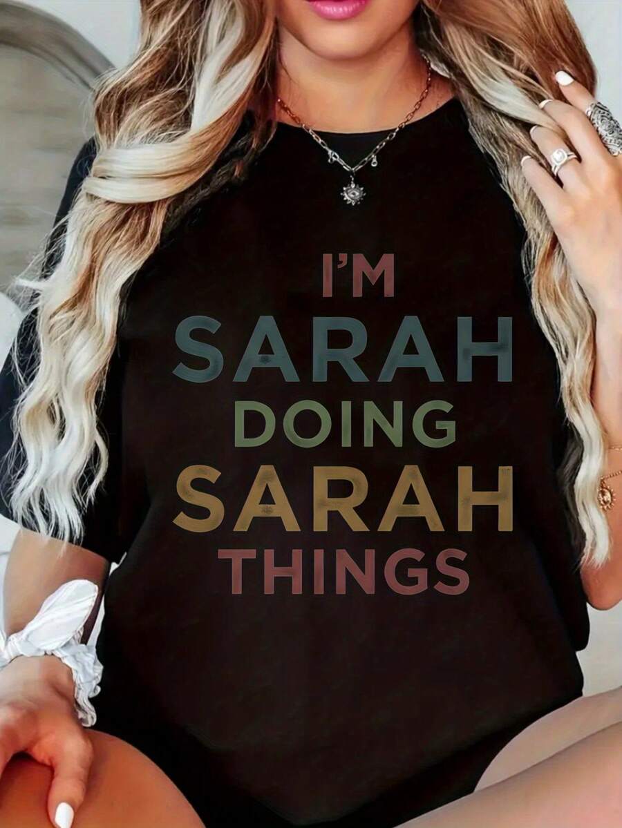 Suave,transpirableyligeroparatodo el díaRopa cómoda de talla grande para mujer, camiseta divertida para mujer con el estampado "Soy Sarah, haciendo las cosas de Sarah".-Top ligero de uso diario en talla grande-Camisa negra con letras azul verdosa y marrón.-Top casual para mujer lavable a máquina-Idea de regalo con nombre divertido, camiseta de mujer, diseño juguetón, material cómodo, tela duradera, para amantes del humor, Clásicatripulacióncuelloconarelajadoajusteesofavorecetodoscuerpoformasyfácilaparconjeans,pantalones cortosyleggings. - Negro - Ver 1