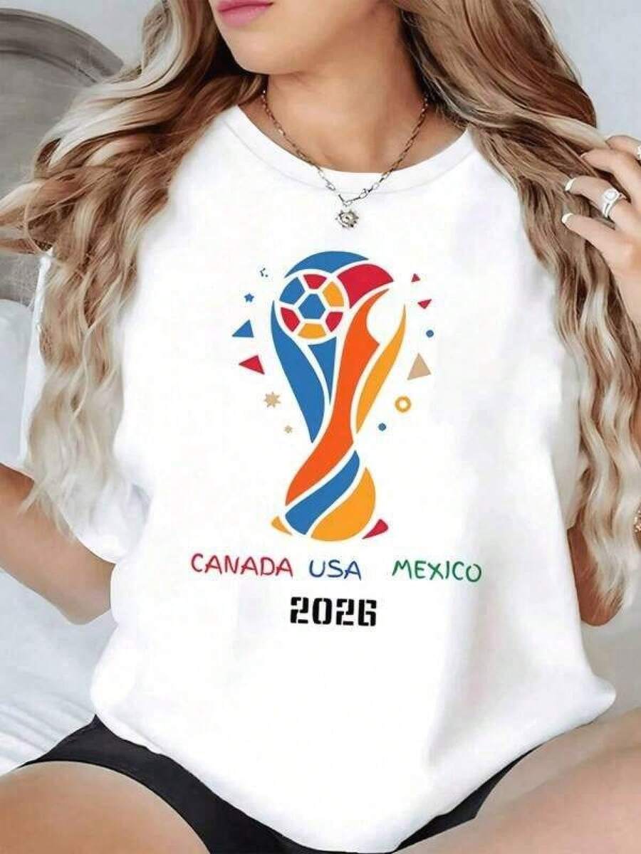 Símbolo vibrante que une la pasión del fútbol en tres naciones con formas dinámicas y colores alegres que celebran la energía del campeonato mundial camiseta de mujer moderna cómoda y casual - Negro - Ver 1