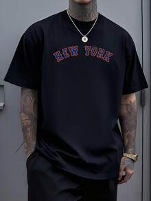 Large Lettering With The Word New York Symbolizing Urban Energy, Freedom, And The Vibrant Spirit Of A City That Never Sleeps, Inspiring Confidence And Movement. A Modern, Comfortable Men's T-Shirt For Everyday Wear And Casual Moments. - 黑色 - 查看 1