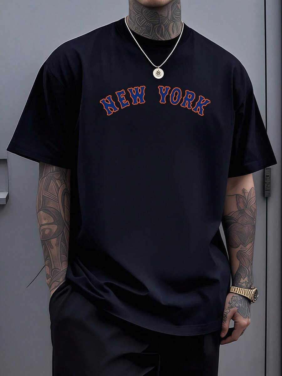 Large Lettering With The Word New York Symbolizing Urban Energy, Freedom, And The Vibrant Spirit Of A City That Never Sleeps, Inspiring Confidence And Movement. A Modern, Comfortable Men's T-Shirt For Everyday Wear And Casual Moments. - 黑色 - 查看 1