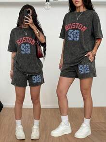 This Relaxed-Fit, Two-Piece Set With A BOSTON98 Print In Washed Fabric Consists Of A Short-Sleeved Retro T-Shirt And Matching Shorts In The  Y2K Street Style. The Shorts Feature An Adjustable Drawstring Waistband For Maximum Comfort, Making The Set Ideal For A Laid-Back Yet Fashionable Street Look. Both The Top And Shorts Have Undergone A Special Distressed Wash Process, Giving Them A Natural Texture And A Classic Yet Vibrant Charm. Breathable And Comfortable – Perfect For Everyday Wear, An Essential Basic, And A Great Gift For Friends And Family. - 黑色 - 查看 1