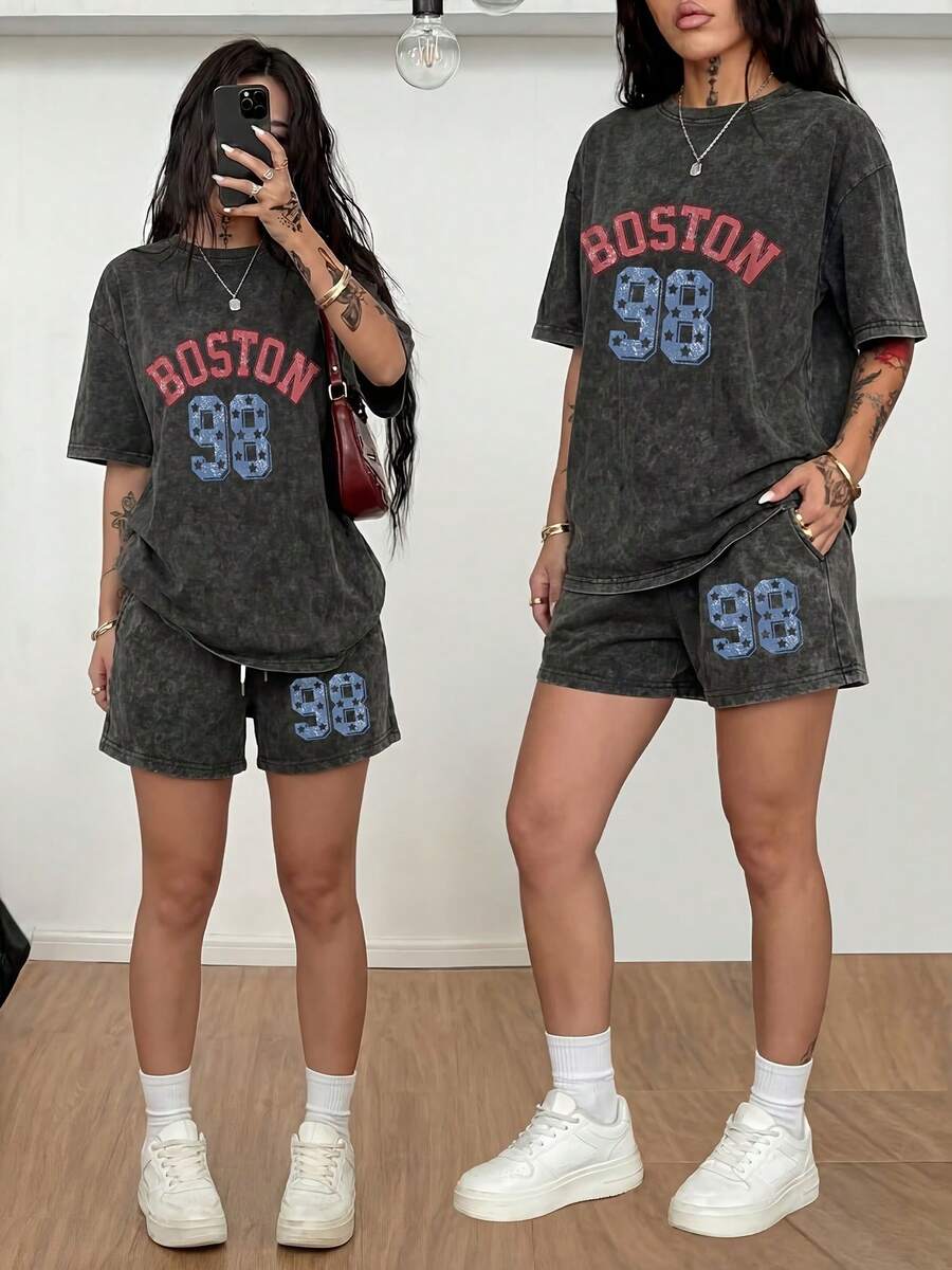 This Relaxed-Fit, Two-Piece Set With A BOSTON98 Print In Washed Fabric Consists Of A Short-Sleeved Retro T-Shirt And Matching Shorts In The Y2K Street Style. The Shorts Feature An Adjustable Drawstring Waistband For Maximum Comfort, Making The Set Ideal For A Laid-Back Yet Fashionable Street Look. Both The Top And Shorts Have Undergone A Special Distressed Wash Process, Giving Them A Natural Texture And A Classic Yet Vibrant Charm. Breathable And Comfortable – Perfect For Everyday Wear, An Essential Basic, And A Great Gift For Friends And Family. - 黑色 - 查看 1