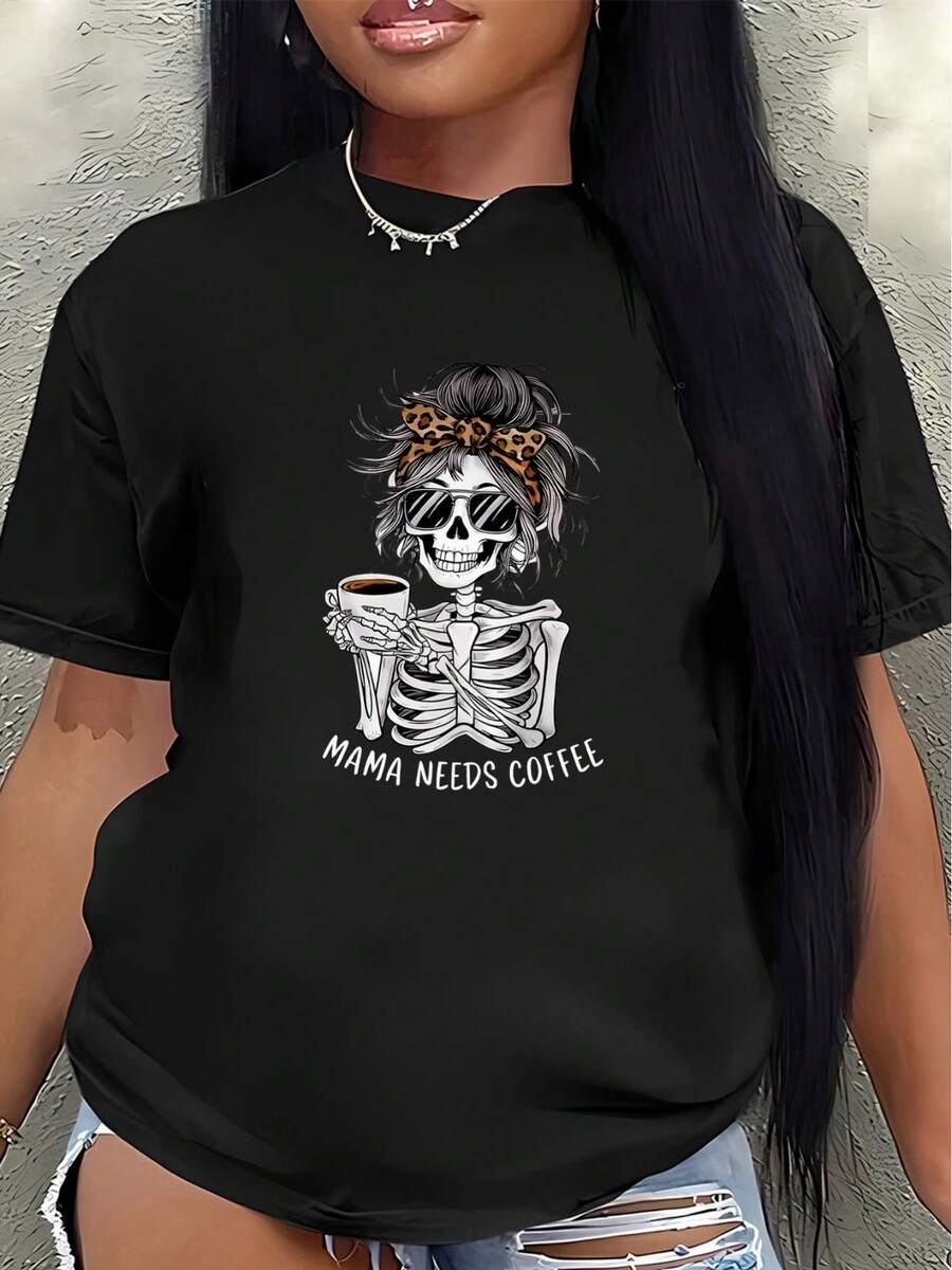 Polyester Short-Sleeved T-Shirt With A "Skull Mom Needs Coffee" Print. Lightweight And Durable, It's Suitable For Casual Wear At Home, In Cafes, Or At The Office-A Perfect Choice For Coffee Lovers And Those Looking For A Fun Fashion Statement. Women's Casual Blouse - 黑色 - 查看 1