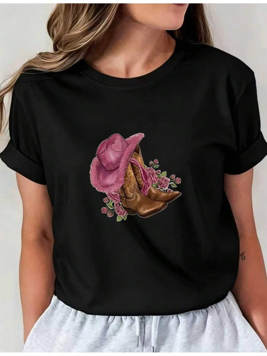 Camiseta Estampada para Mujer - Camiseta Casual de Manga Corta y Cuello Redondo en Negro con Bordado de Sombrero de Vaquero Rosa y Botas Marrones. Con un Corte Relajado para Todas las Estaciones, la Elección Perfecta Tanto para el Uso Diario como para tus Atuendos de Vacaciones (Lavable aáquina). - Negro - Ver 1