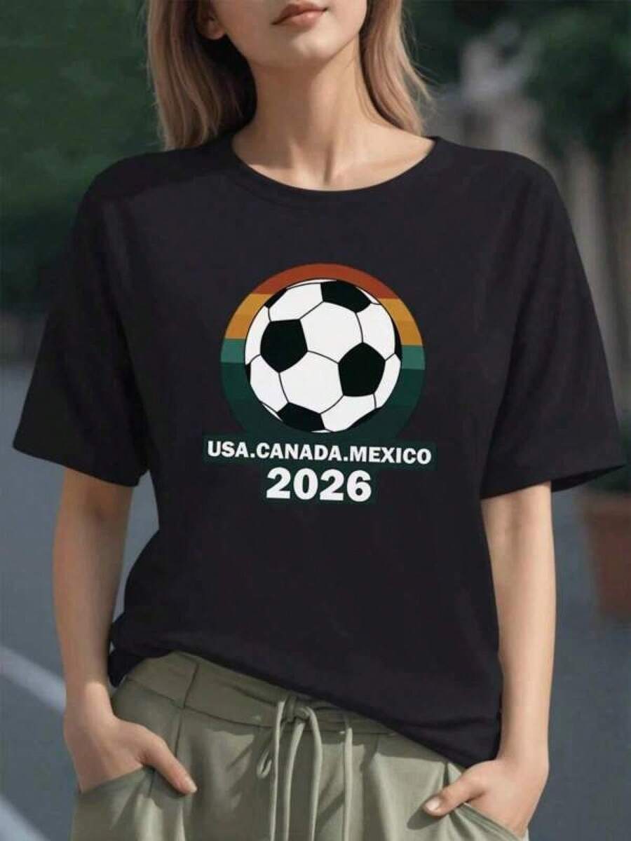 Balón de fútbol con los países USA Canadá y México representando la unión deportiva rumbo al torneo mundial 2026 camiseta de mujer 100% algodón cómoda y moderna - Negro - Ver 1